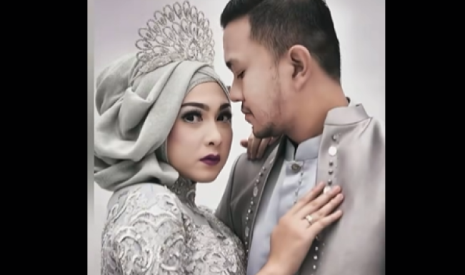Dr Jerry asal Pekanbaru dan istri sah. (Instagram)